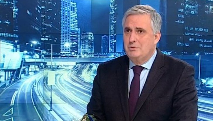 "Проблемът на пенсиите е, че човек работи 40 години, осигурява се и би трябвало тези очаквания, които има през тези 40 години, след това да се случат", каза бившият вицепремиер и социален министър