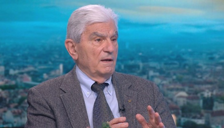 "Мен ме е срам, че депутатите ходят без маски, а караме децата в училище да са с маски“, каза той