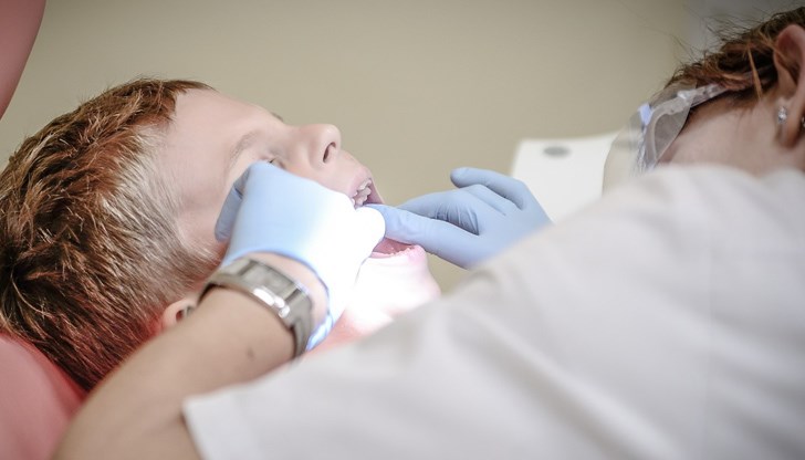 В 65 проучвания от 30 държави, включващи повече от 60 000 лица на възраст от 6 до 79 години, изследователите откриват връзка между социално-икономическия статус и износването на зъбите