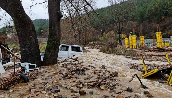 Усложнява се ситуацията в района на помпите, които подават питейна вода