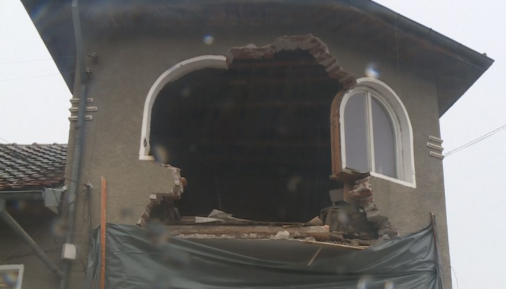 Натоварен с дървен материал камион разруши къща в Белица
