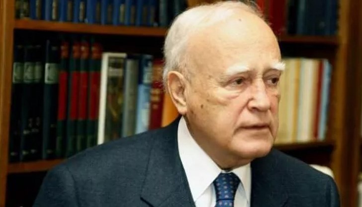 Папуляс служи два мандата като президент, от 2005 до 2015 г. Папуляс служи два мандата като президент, от 2005 до 2015 г.