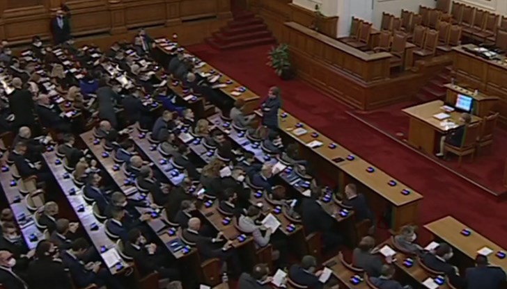 След това пар0ламентът гласува и създаването на временна комисия за въпросите с енергийната криза и предложение за справяне с нея