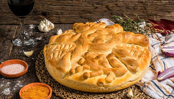 Поверията са част от фолклора на всеки народ и е неизбежно да бъдем повлияни от тях, особено когато става въпрос за толкова светли и семейни празници като Бъдни вечер и Коледа Поверията са част от фолклора на всеки народ и е неизбежно да бъдем повлияни от тях, особено когато става въпрос за толкова светли и семейни празници като Бъдни вечер и Коледа