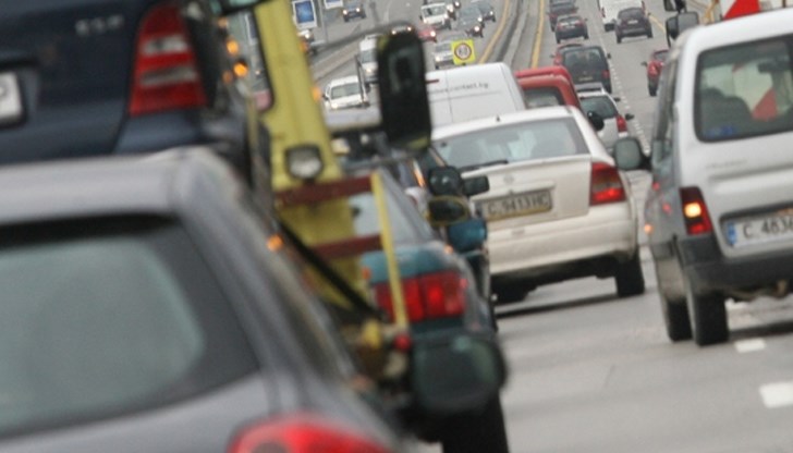 Екипите на КАТ ще следят за превишена скорост, а в колоните от автомобили ще има и полицейски коли, които да извеждат агресивните водачи от движението