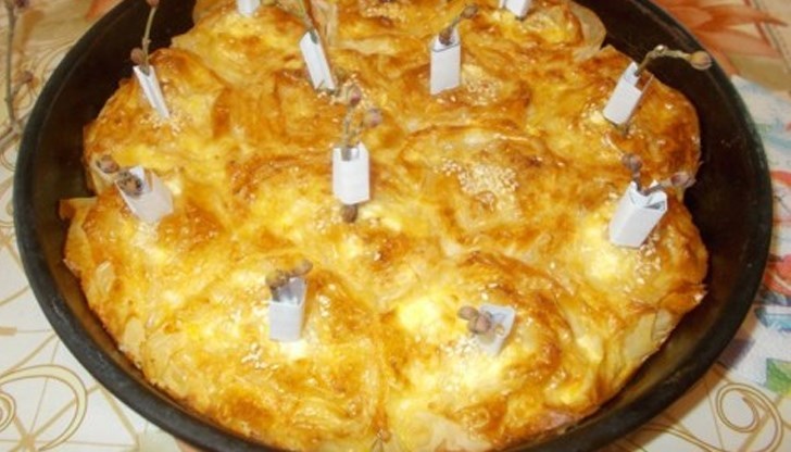 Баницата е едно от традиционните ястия, които се поднасят на трапезите за Нова Година