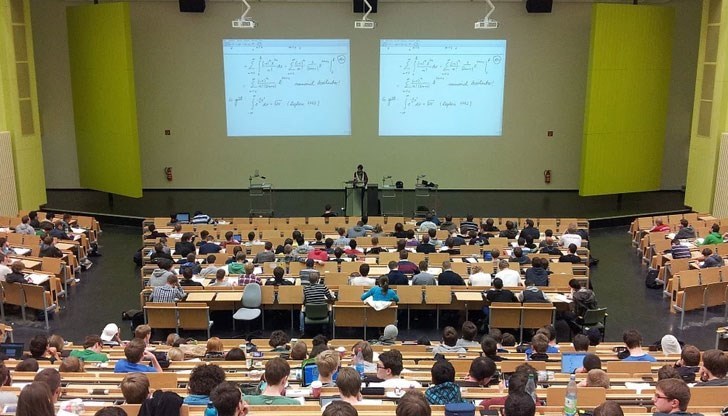 Най-масовото професионално направление все още е „Икономика“