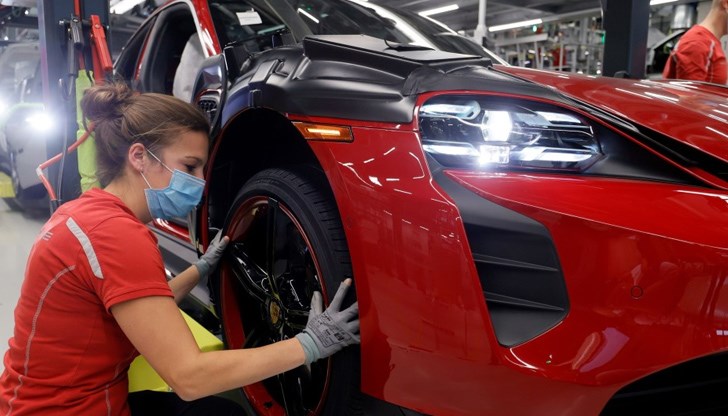 Това е под бройката, обявена през септември, когато концернът каза, че ще съкрати до 2000 инженери Това е под бройката, обявена през септември, когато концернът каза, че ще съкрати до 2000 инженери