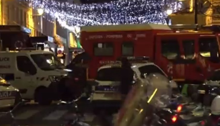 Въоръжен с нож мъж държи две жени като заложници в магазин в 12-и район на Париж