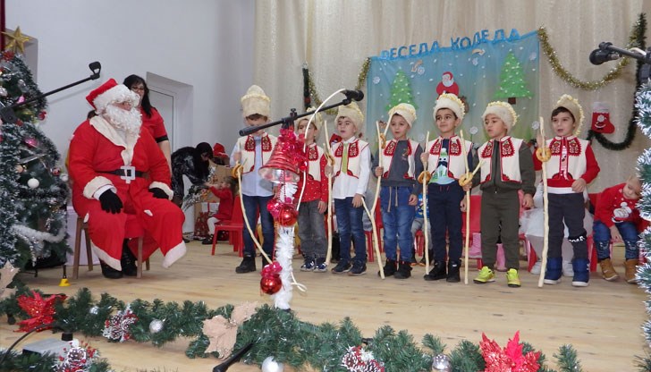 Малчуганите поздравиха добрия старец с песнички и танци