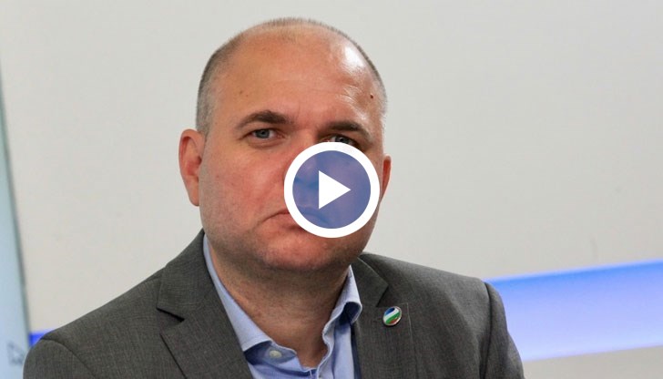 Селфито ми с Делян Пеевски беше неуспешен опит за шега. Оставката ми беше морален жест, заяви той