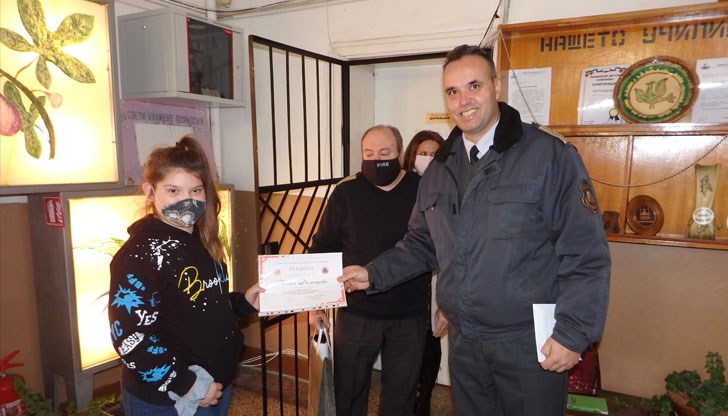 Нелия Димитрова е участвала в конкурс с рисунка, вдъхновена от лично преживяване, свързано с огнена стихия