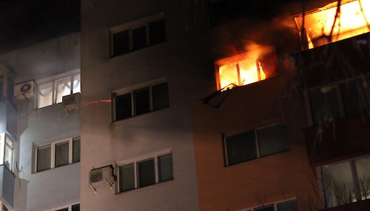 По първоначални данни пожарът е предизвикан от стопанина на изгорелия апартамент - починалият Д.В.