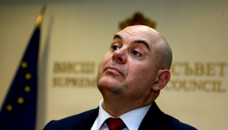 Гешев, въпреки цялата ти власт и милиардите на господарите ти, накрая бойците и гражданите ще се преборим. Вие се борите за безнаказаност и да продължите грабежа, ние се борим за свобода и справедливост Гешев, въпреки цялата ти власт и милиардите на господарите ти, накрая бойците и гражданите ще се преборим. Вие се борите за безнаказаност и да продължите грабежа, ние се борим за свобода и справедливост