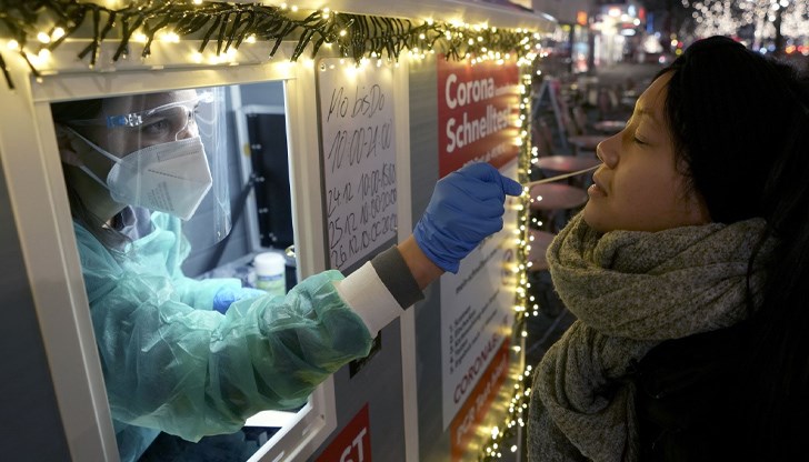 Теставане за коронавирус пред търговски център в Берлин Теставане за коронавирус пред търговски център в Берлин