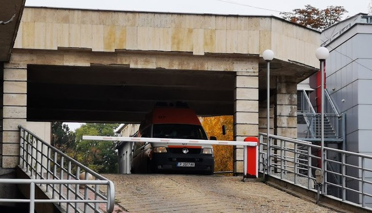 Единият се бори за живота си Единият се бори за живота си