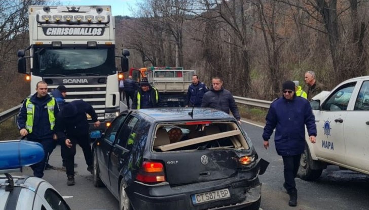 Мъж и жена са с порезни рани в областта на лицето и ръцете