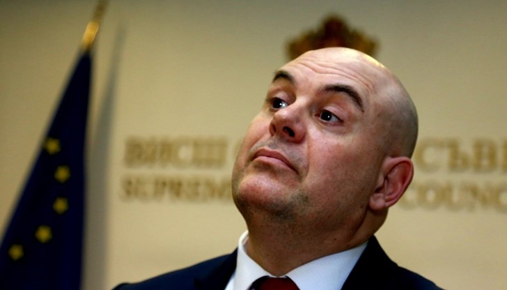 Гешев е убеден, че като прокурор си е вършил работата „и не могат да намерят нищо“, затова критиците му се занимават с „компромати и доноси“ Гешев е убеден, че като прокурор си е вършил работата „и не могат да намерят нищо“, затова критиците му се занимават с „компромати и доноси“