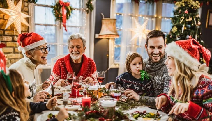 Освен пижами, може да си купите и коледни пуловери за празника. Така, семейството изглежда като отбор