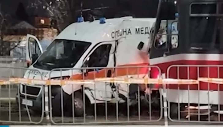 Тройният реанимационен екип е откаран в болница, тъй като медиците са пострадали при удара