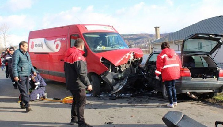 Микробус на куриерска фирма удари лек автомобил "Фолксваген"