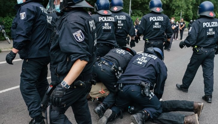 11 души са арестувани и обвинени в нарушаване на обществения ред и опасно поведение 11 души са арестувани и обвинени в нарушаване на обществения ред и опасно поведение