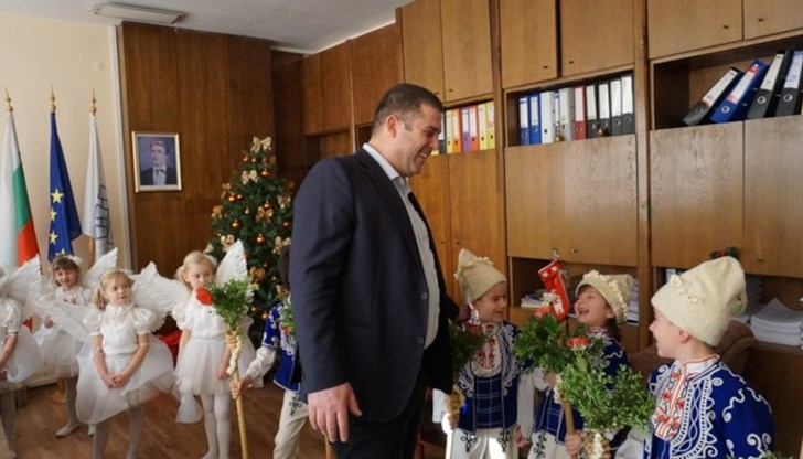 Децата отправиха своя благослов за здраве и берекет към председателя, към неговите заместници и към служителите в Общината