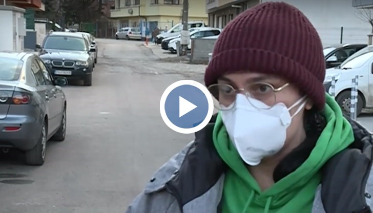 Жената твърди, че учителите имат различно отношение към учениците, останали вкъщи