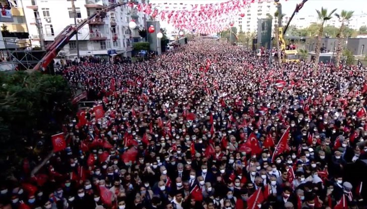 В същото време десетки хиляди българи са на пазар в Истанбул и Одрин поради същата причина