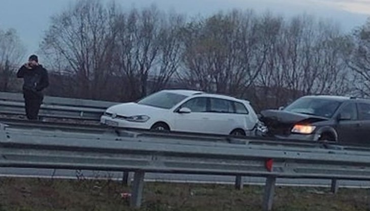 По първоначална информация няма пострадали, само материални щети по автомобилите По първоначална информация няма пострадали, само материални щети по автомобилите