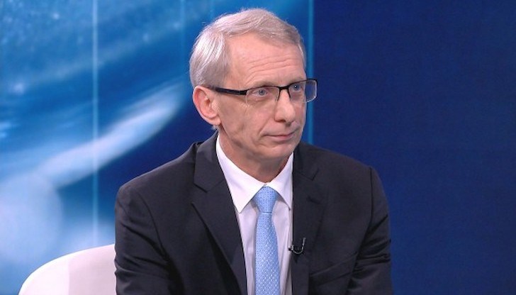 Министърът на образованието ще подложи на обсъждане въпроса дали учебната година да не започва преди 15 септември