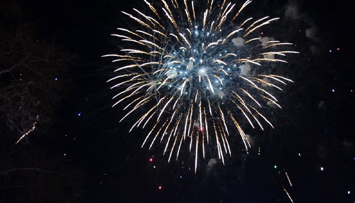 Кметът на Русе обаче напомни, че има забрана за хвърлянето на ракети, бомбички и други взривоопасни материали