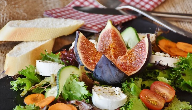 Вместо да отпивате чаша вино, докато готвите, отпийте две чаши вода