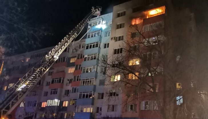 Пожарникарите успяха да спасят мъж с дете на ръце от блока