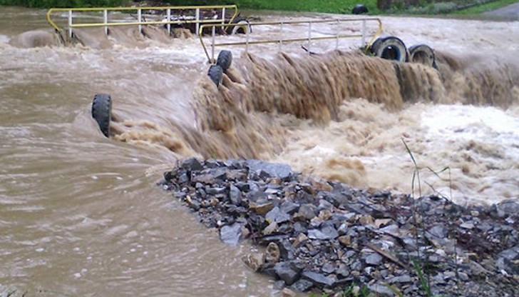 Възпрепятствано е цялостното преминаване от двете страни на реката