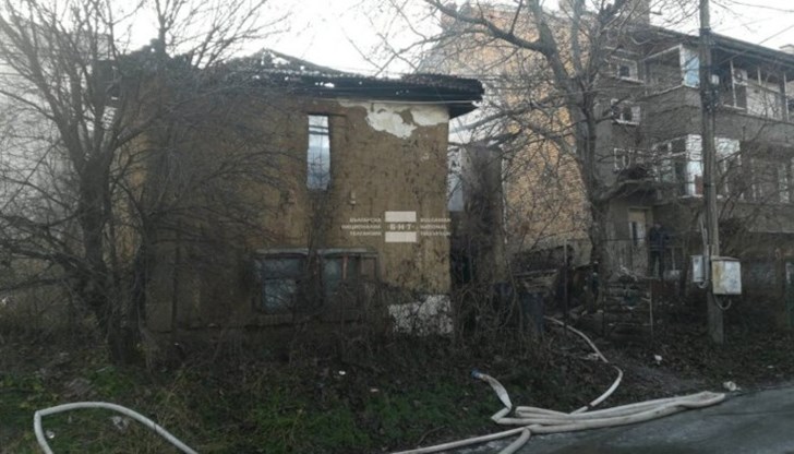 Сигналът за пламъците в къща на улица "Клисура" в града е подаден около 05:30 ч. тази сутрин