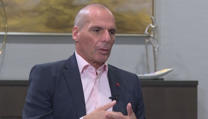 Защо нямате проблем да слагате тези токсични неща в организма си, вместо далеч по-малко токсична ваксина?, пита бившият финансов министър на Гърция