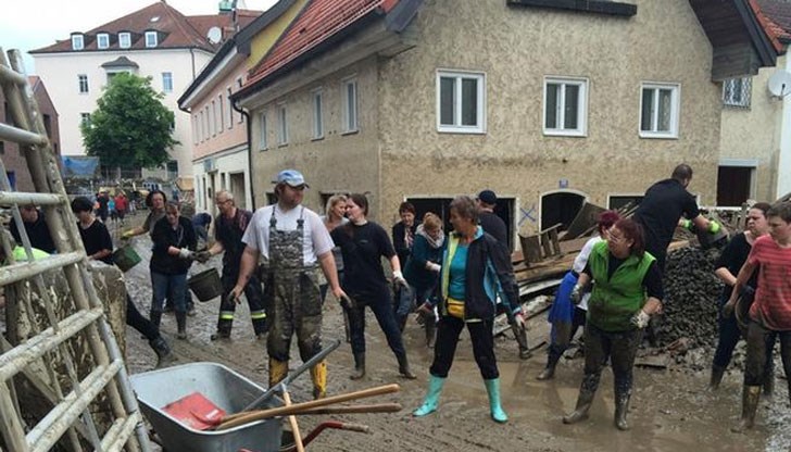 Работят като пожарникари на доброволни начала, помагат в грижите за възрастни хора и бездомни животни или пък тренират малки футболисти Работят като пожарникари на доброволни начала, помагат в грижите за възрастни хора и бездомни животни или пък тренират малки футболисти