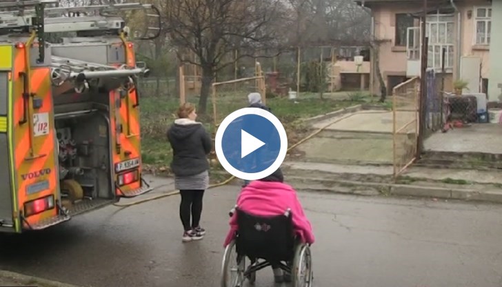 На адреса са изпратени два екипа на Втора РЗПАБ, които са потушили пламъците и са спасили къщата от изгаряне