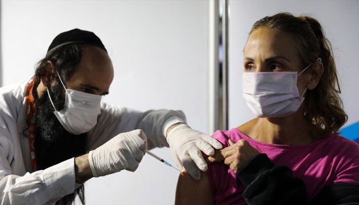 Еврейската държава, която проведе безпрецедентна по мащаби ваксинационна кампания през 2020 г., сега е първата с това решение