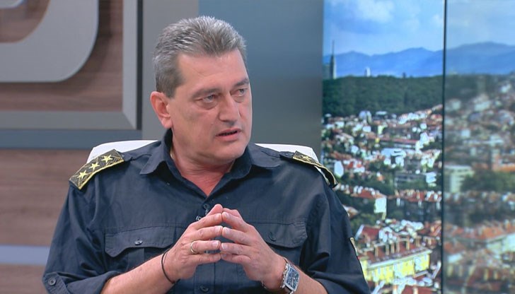 Той обясни, че интересът от страна на младите хора да постъпят в Пожарната е голям Той обясни, че интересът от страна на младите хора да постъпят в Пожарната е голям