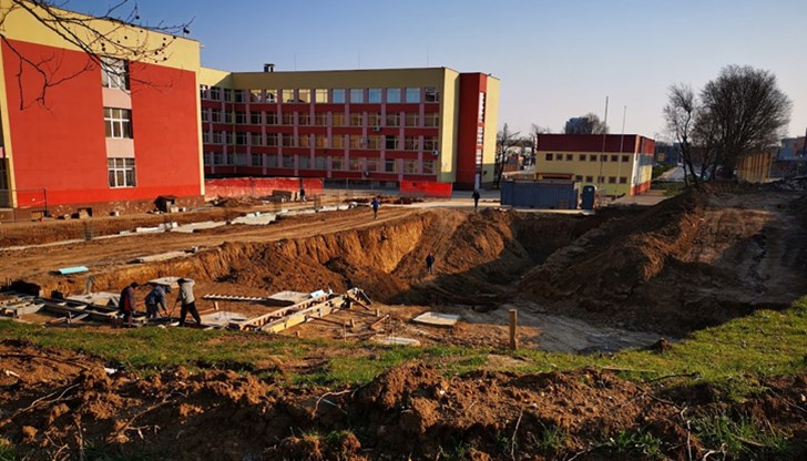 Причината  за спирането на водата е реконструкцията на нова водопроводна връзка в СУ „Васил Левски“