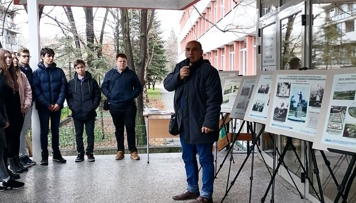 Експозицията е пред входа на СУПНЕ "Фридрих Шилер"