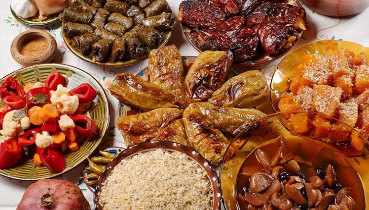 Подуване на стомаха, тежест, киселини, газове, диария са част от неприятните последици, съпътстващи празниците