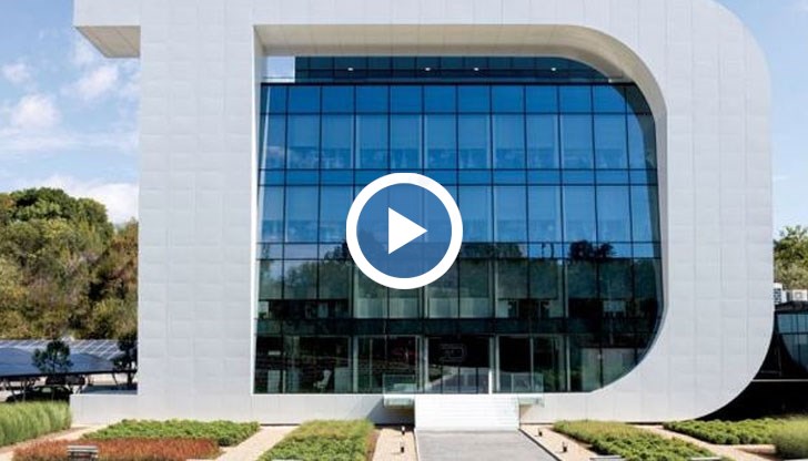 Тя разполага с 5 етажа, 57 кабинета и 5 хиляди квадратни метра площ