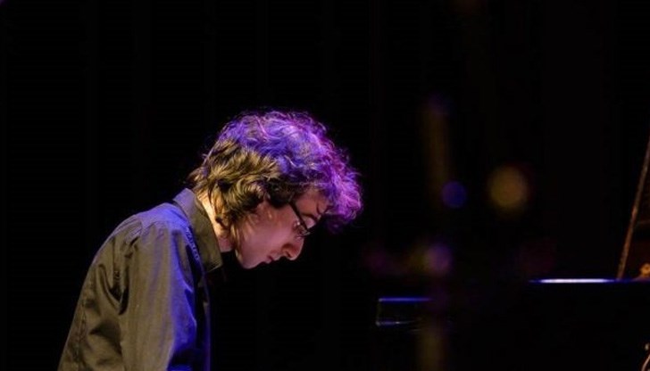 Задачата бе да се напише произведение за пиано и цигулка, след което да се направи запис и да се сглоби видео