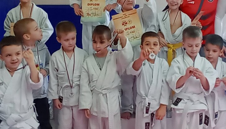 Най-младите джудисти получиха медали и купи от общината