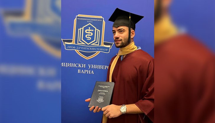 Атанас Колев се дипломира в Медицинския университет във Варна
