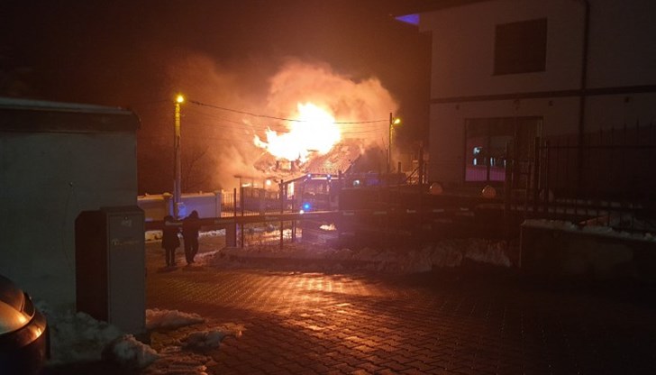 3 пожарни автомобила и екипи на противопожарната служба се бориха със стихията около час