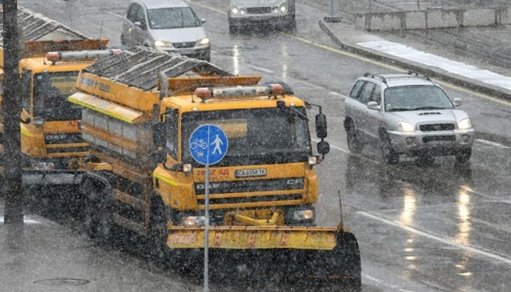 През цялата нощ републиканската пътна мрежа е почиствана и обработвана срещу обледяване от 24 специализирани машини През цялата нощ републиканската пътна мрежа е почиствана и обработвана срещу обледяване от 24 специализирани машини